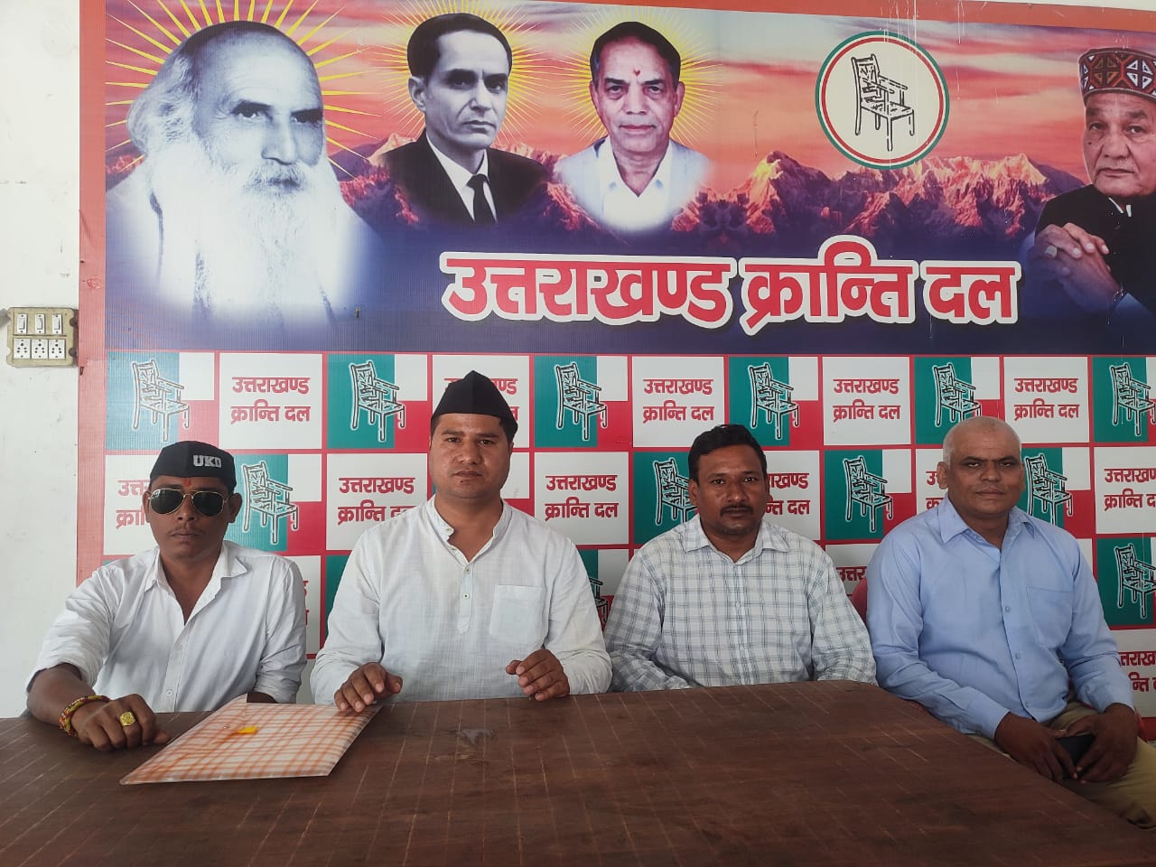 उक्रांद युवा प्रकोष्ठ के केंद्रीय अध्यक्ष राजेंद्र सिंह बिष्ट ने केंद्रीय कार्यालय में प्रेस वार्ता को किया संबोधित