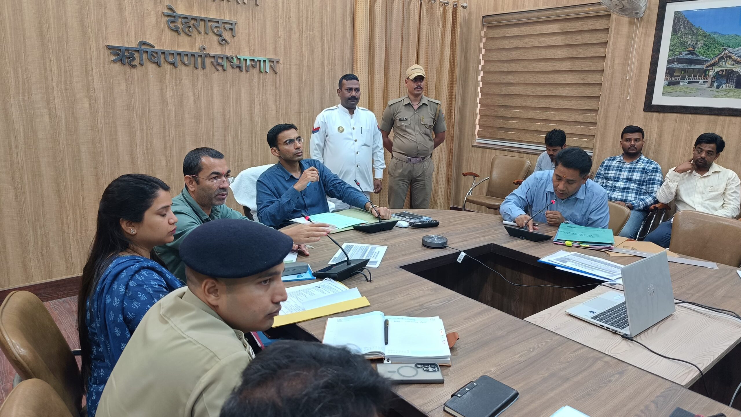 निर्माण प्रोजेक्ट्स के लिए सड़क कटिंग की अनुमति हेतु आधी-अधूरी तैयारी से आने वाले विभागों को डीएम ने लगाई कड़ी फटकार..