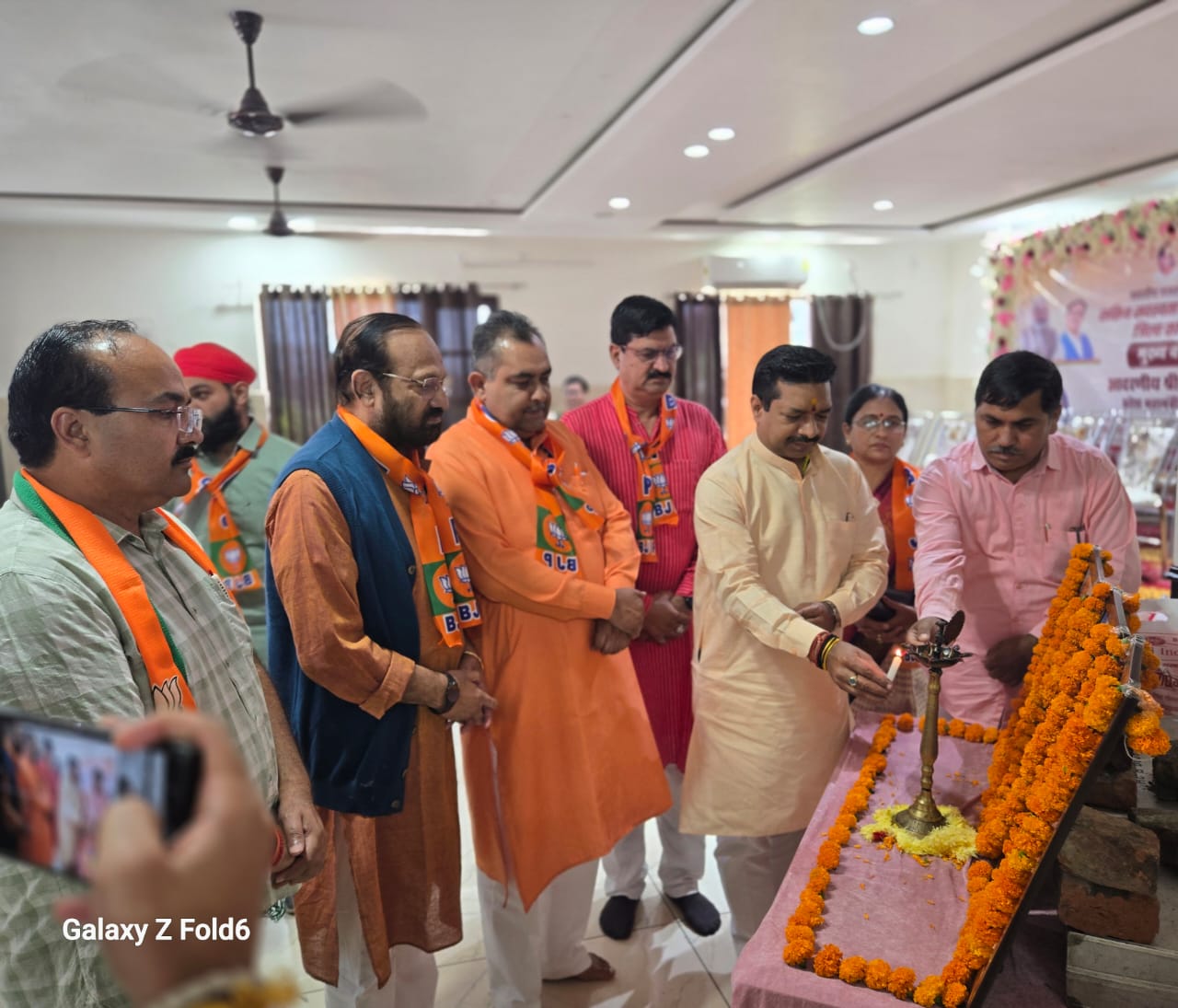 परमार्थ निकेतन में आचार्य बालकृष्ण जी और मंत्री धनसिंह रावत ने किया माँ गंगा का पूजन, प्रकृति-संस्कृति संरक्षण पर चर्चा