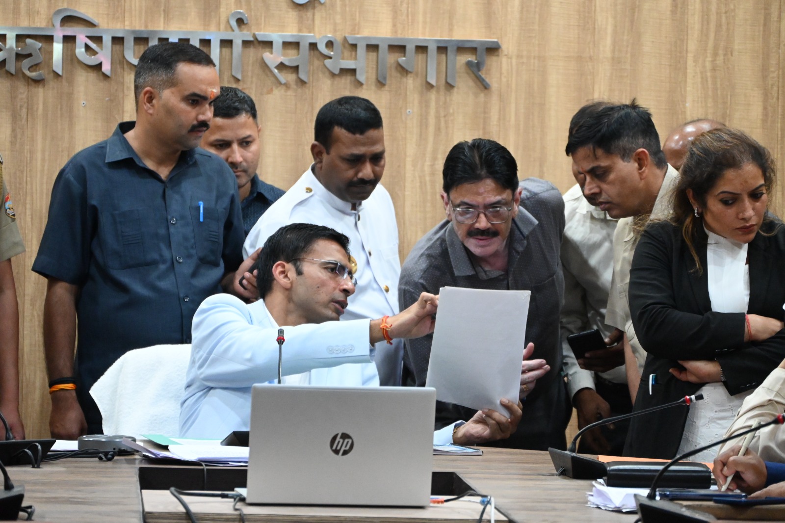 जनमानस को अनावश्यक कार्यालयों के चक्कर कटवाने वालों पर होगी कार्यवाही-डीएम