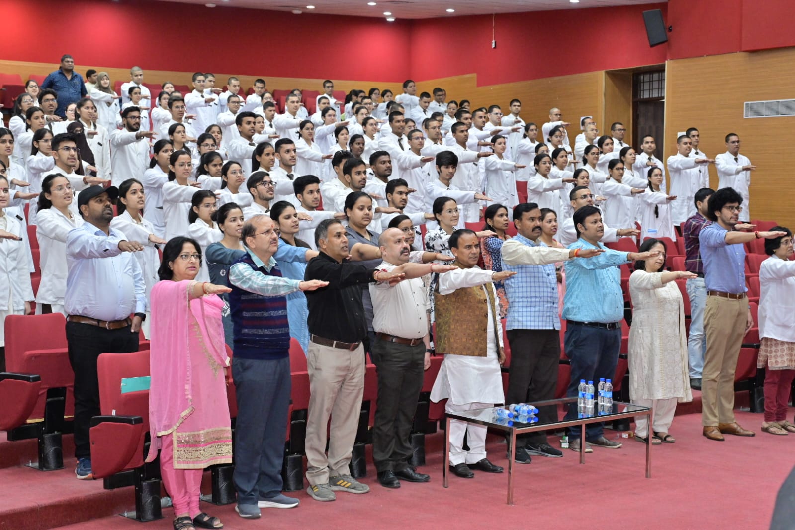 MBBS शैक्षणिक सत्र 2024-25 के छात्रों का आयोजित हुआ ’वाइट कोट सेरेमनी’ एव ’चरक शपथ’