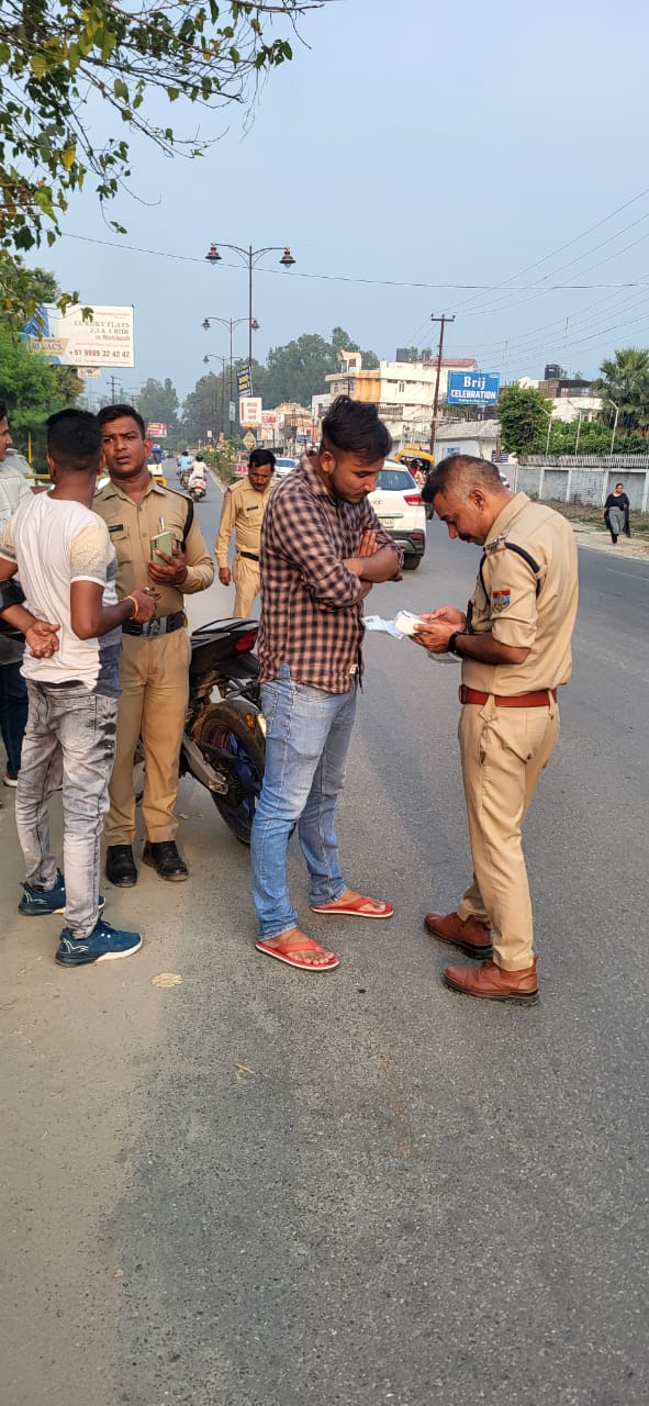 यातायात के नियमों का उल्लघंन करने वालो के विरूद्ध दून पुलिस ने चलाया विशेष अभियान..