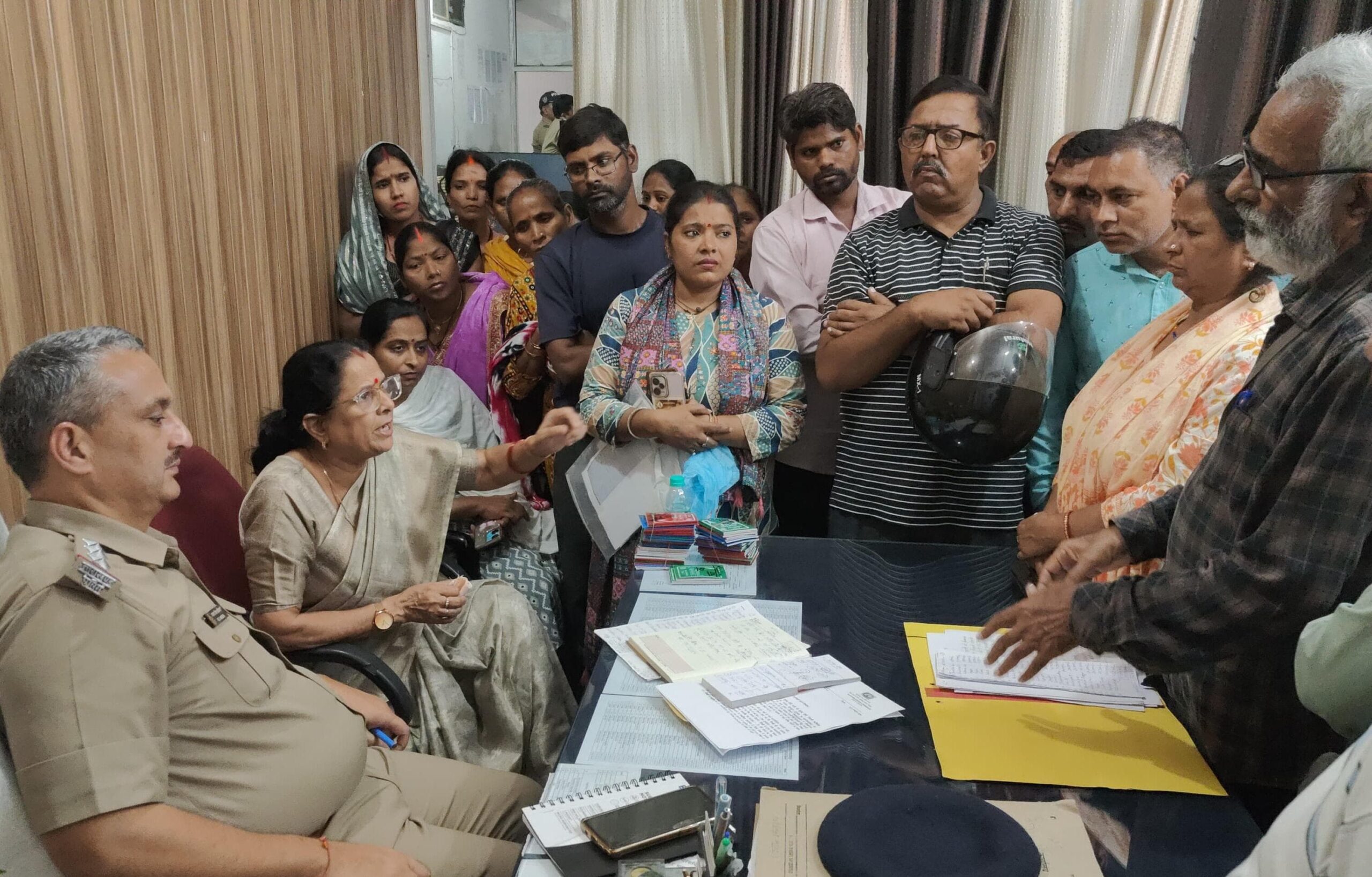 राज्य महिला आयोग की अध्यक्ष ने कोतवाली ऋषिकेश में सुनी पीड़िताओं की समस्या, विभिन्न मामलों में पुलिस अधिकारियों को दिए आवश्यक कार्रवाई के निर्देश
