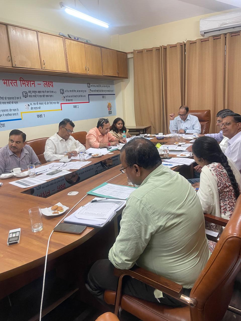 विभिन्न जिलों के जिलाधिकारियों के साथ की गई वर्चुअल बैठक