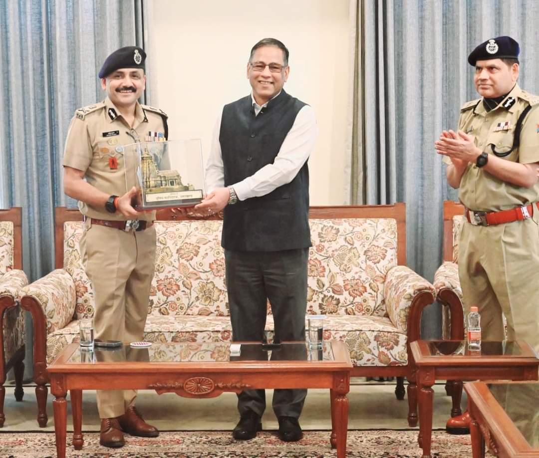 उत्तराखंड पुलिस और आसूचना ब्यूरो के शीर्ष अधिकारियों की महत्वपूर्ण भेंटवार्ता: राज्य की सुरक्षा व्यवस्था को सुदृढ़ बनाने पर जोर..