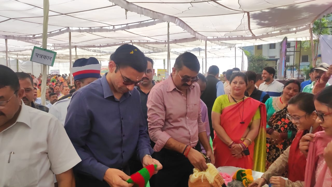 शिविर में जिलाधिकारी ने विभिन्न विभागों द्वारा लगाए गए स्टालों का किया निरीक्षण..