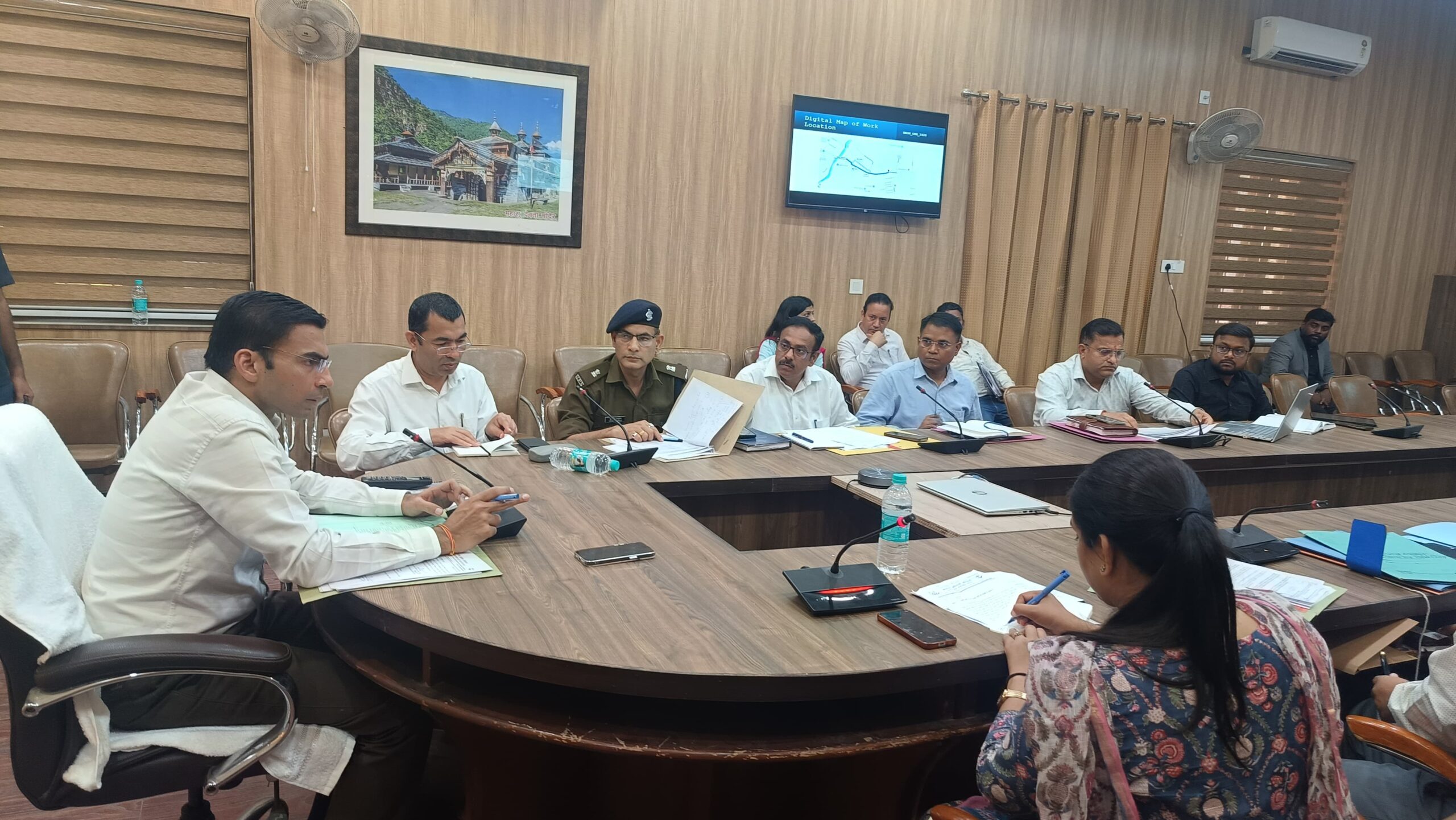 निर्धारित समयावधि के बाद कार्य गतिमान रखने पर उपकरण/मशीनरी जब्त तथा सम्बन्धितों के विरूद्ध होगी प्राथमिकी दर्जः डीएम
