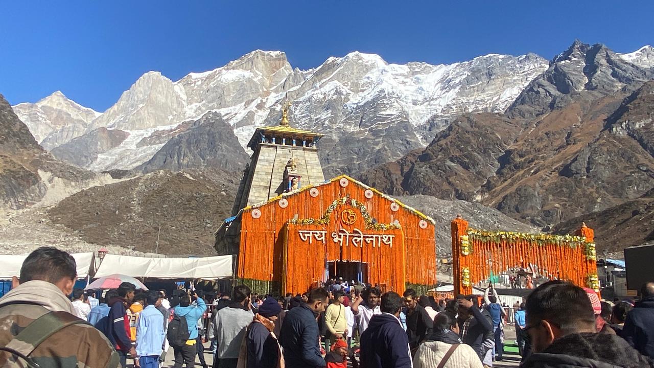 दीपावली एवं कपाट बंद होने के अवसर हेतु श्री केदारनाथ मंदिर को फूलों से सजाया