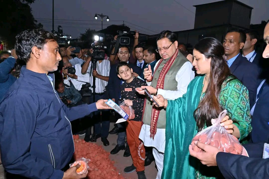 मुख्यमंत्री ने दीपावली पर स्थानीय कारीगरों के उत्पाद खरीद कर “वोकल फॉर लोकल” को दिया बढ़ावा