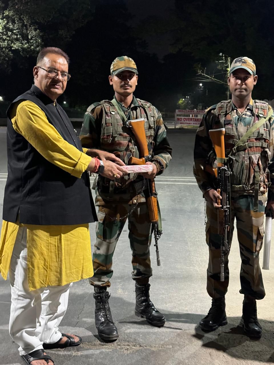 देहरादून छावनी में तैनात सैनिकों को दीपावली पर्व मनाते सैनिक कल्याण मंत्री गणेश जोशी