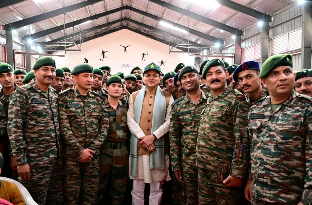सीएम धामी ने लैंसडाउन छावनी में आयोजित कार्यक्रम में किया प्रतिभाग, सेना के जवानों के साथ मनाई दीपावली