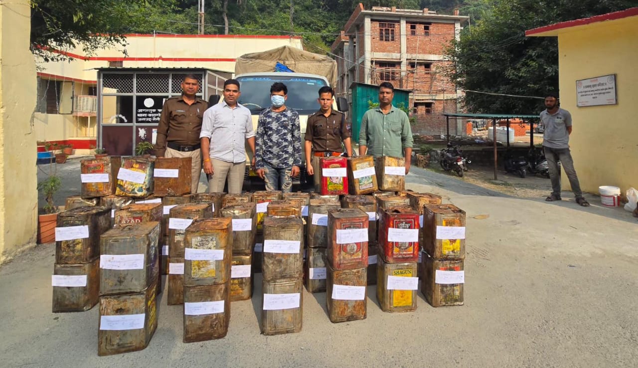 चोरी का लीसा चोरी छुपे बेचने का कर रहा था काम