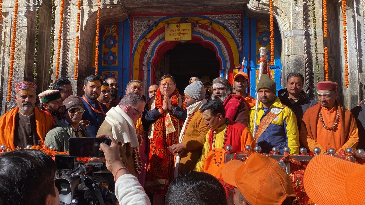 मुख्यमंत्री धामी ने किए बाबा केदार के दर्शन, मंदिर में धामी को भेंट किया गया भगवान का महाप्रसाद