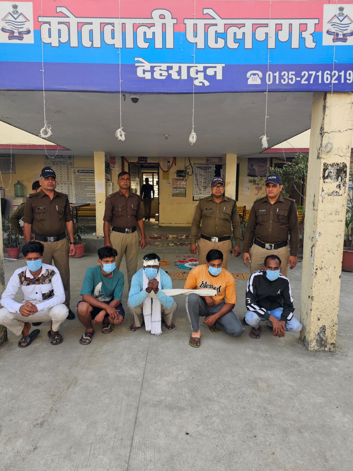 सार्वजनिक स्थान पर गुंडई दिखाने वालों के सर से दून पुलिस ने उतारा गुंडई का भूत