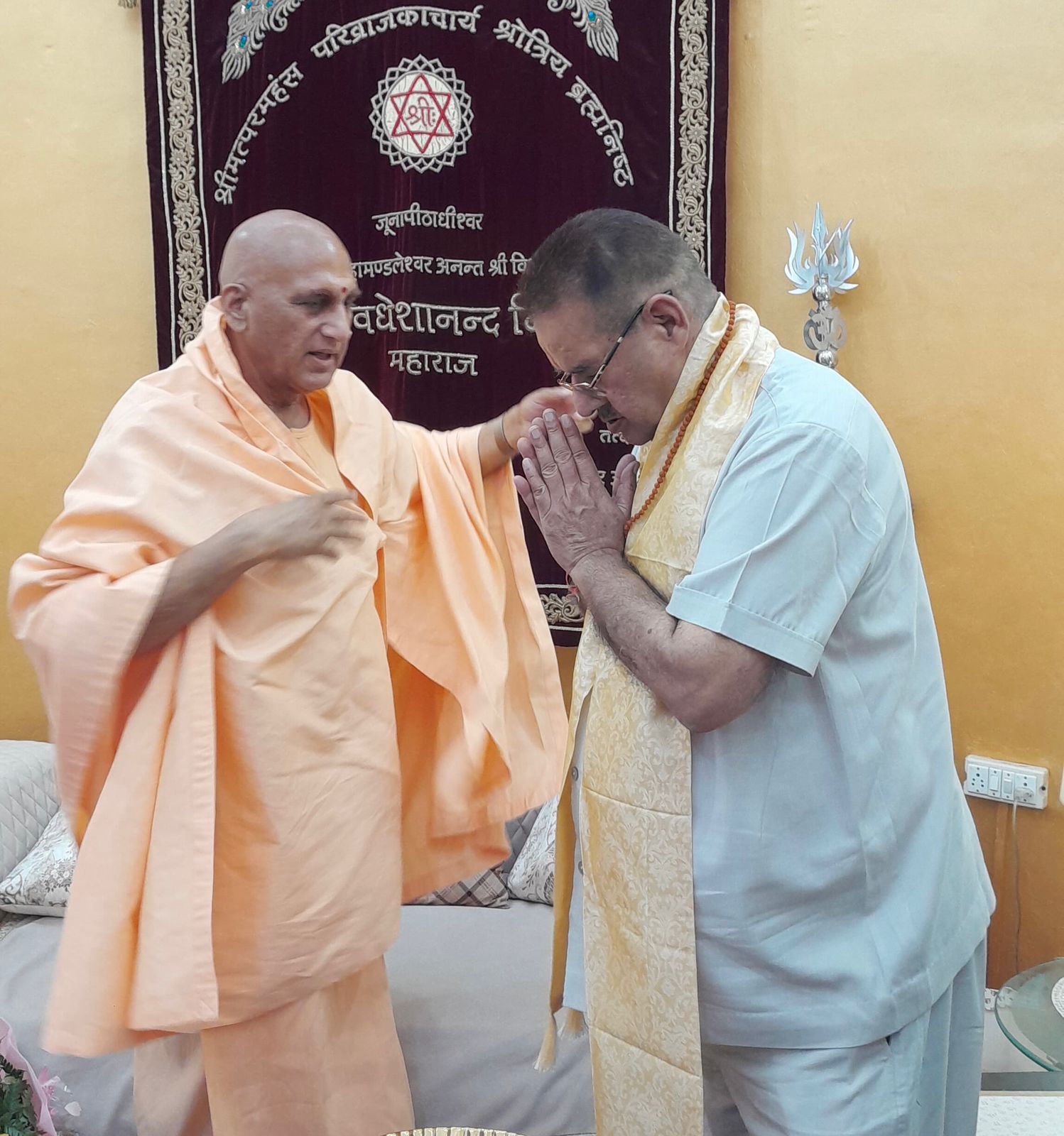 आचार्य स्वामी अवधेशानन्द गिरी जी महाराज से भेंट कर उनका आर्शीवाद लेते कैबिनेट मंत्री गणेश जोशी