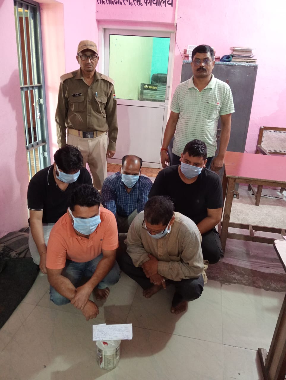 हार- जीत की बाजी लगाकर जुआ खेल रहे 5 जुआरी 103600/- रू0 संग आए लालकुआं पुलिस की गिरफ्त में