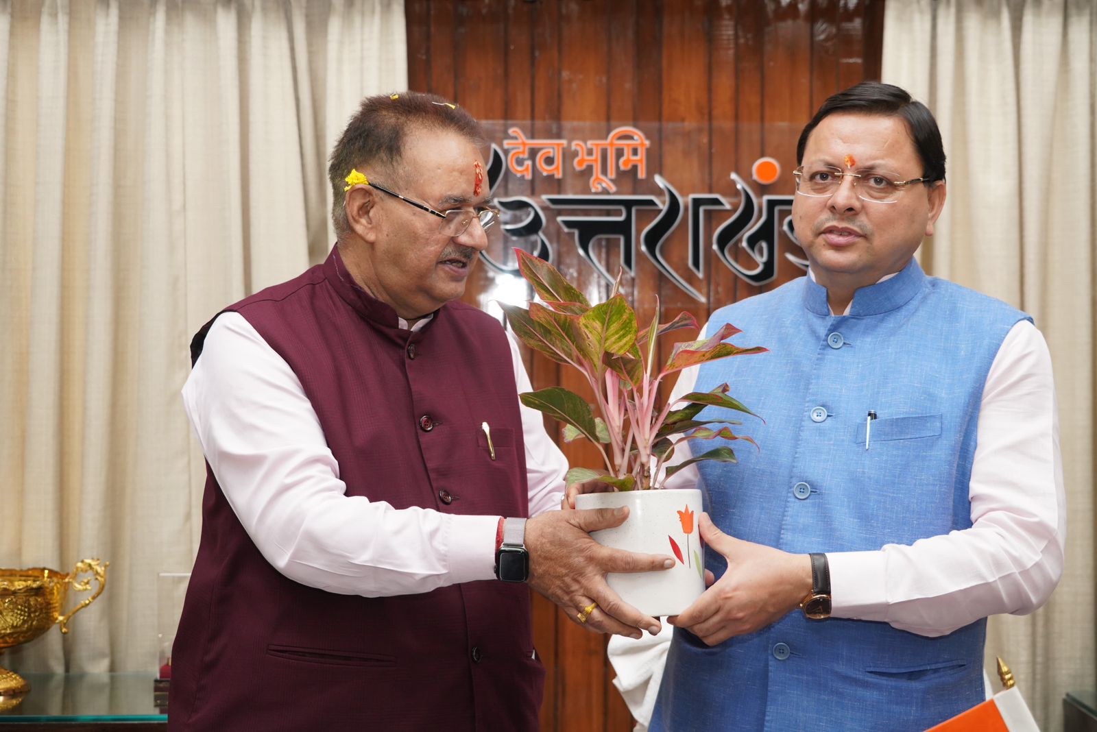 कैबिनेट मंत्री गणेश जोशी ने भाईदूज के अवसर पर की मुख्यमंत्री धामी से भेंट