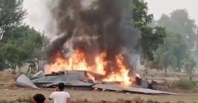 आगरा में एयरफोर्स का मिग-29 विमान क्रैश, जमीन पर गिरते ही लगी आग, बाल बाल बचे पायलट
