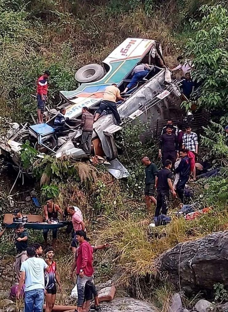 बड़ी खबर : उत्तराखंड में बस हादसा 50 से अधिक यात्री थे सवार 15 यात्रियों की मौत की खबर कई घायल..