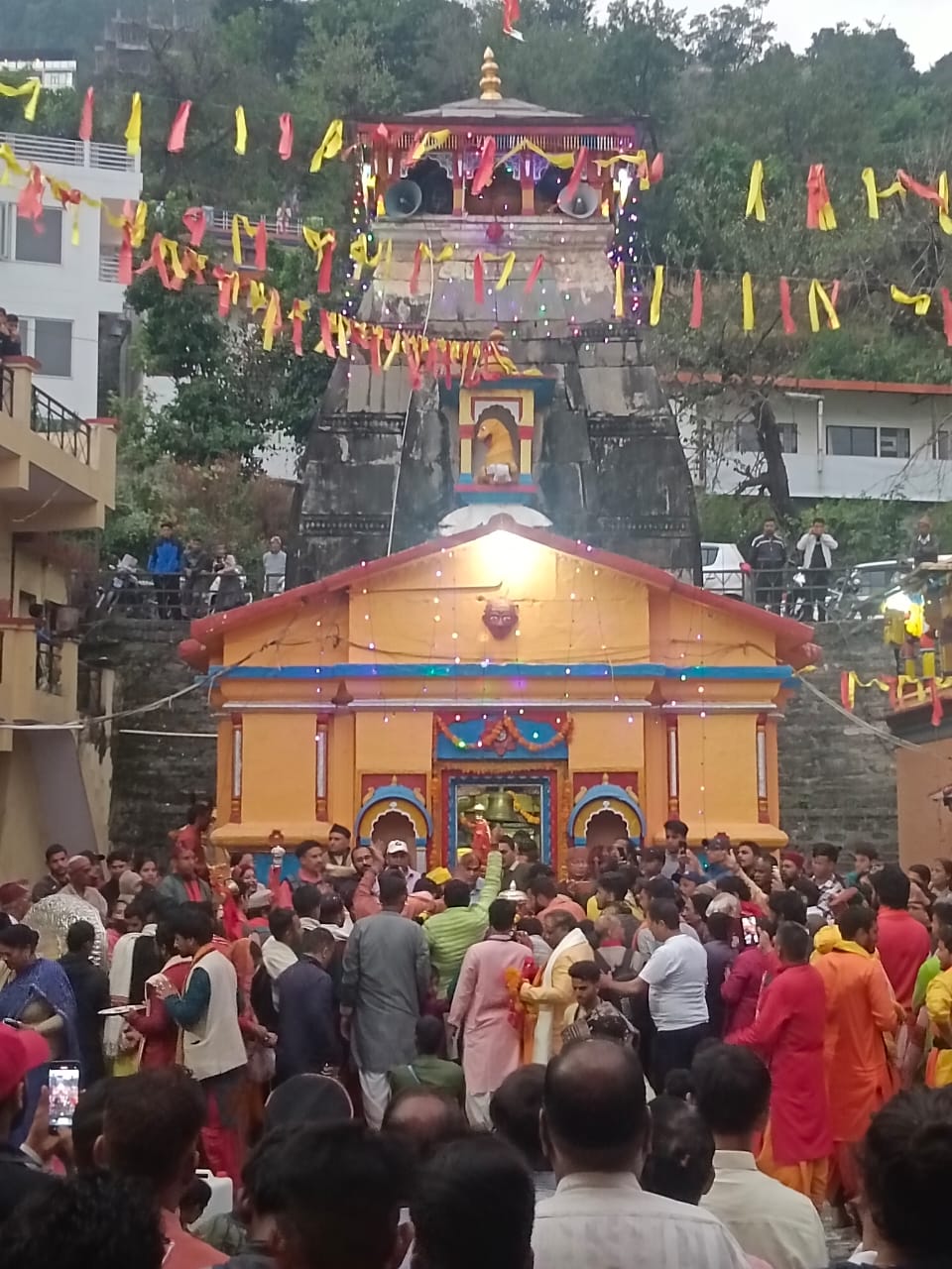बाबा केदारनाथ की पंचमुखी डोली श्री विश्वनाथ मंदिर गुप्तकाशी पहुंची