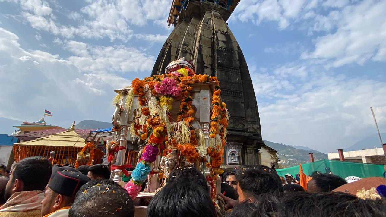 बाबा केदारनाथ की पंचमुखी डोली अपने शीतकालीन प्रवास हेतु गद्दीस्थल श्री ओंकारेश्वर मंदिर उखीमठ पहुंची