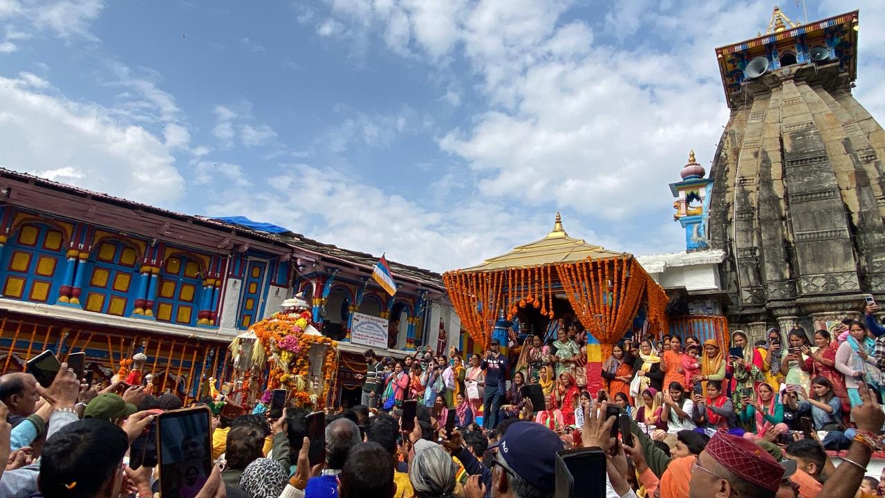बाबा केदारनाथ की पंचमुखी डोली शीतकालीन गद्दीस्थल श्री ओंकारेश्वर मंदिर उखीमठ पहुंची