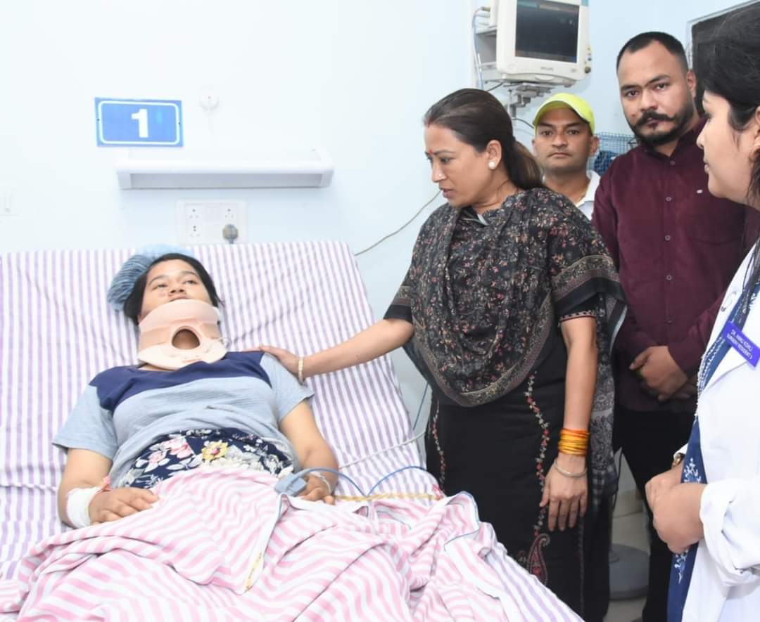 अल्मोड़ा के मार्चुला में बस हादसे के घायलों का हाल जानने पहुंचे अधिकारियों ने की संवेदनाओं की अभिव्यक्ति