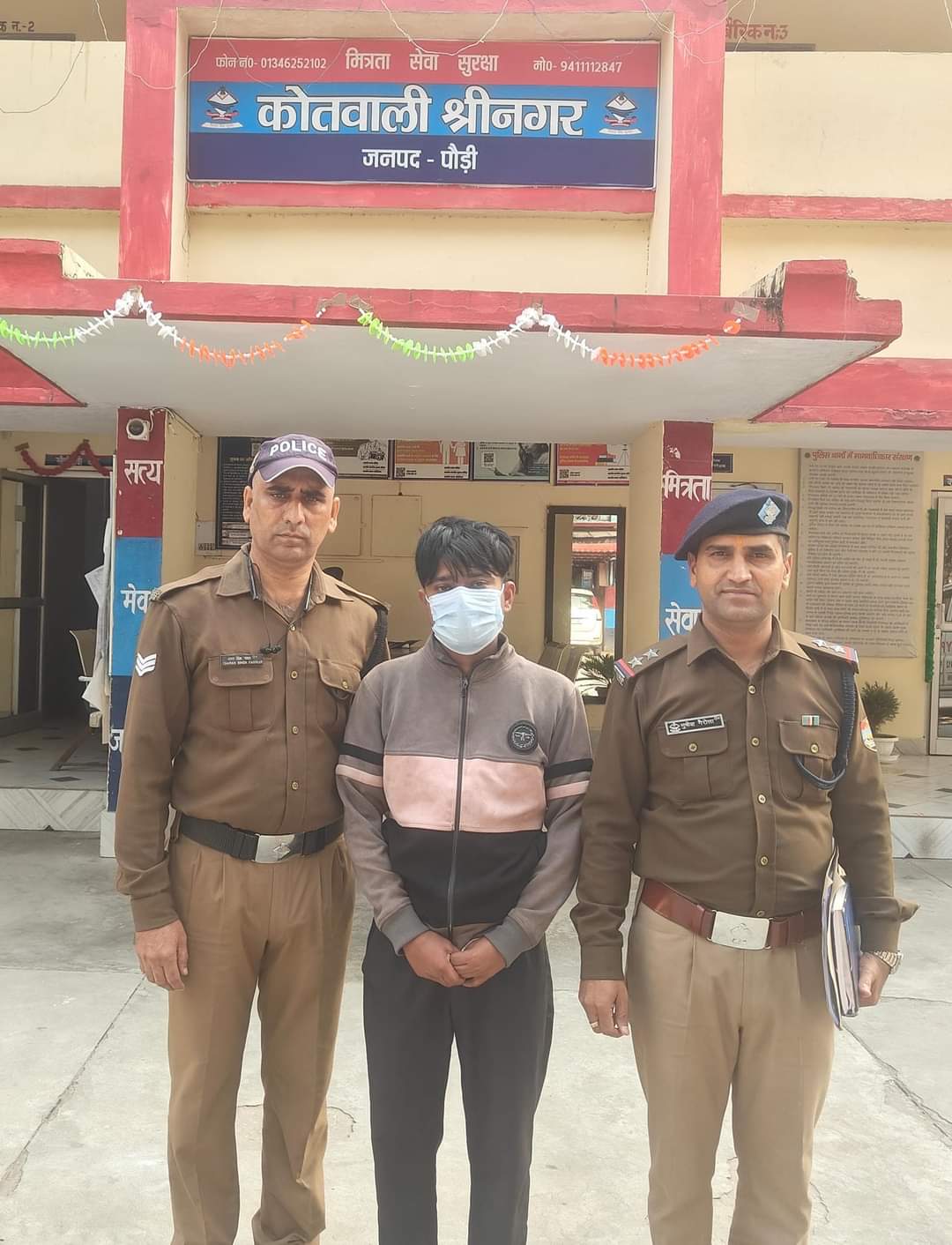 श्रीनगर पुलिस के हत्थे चढ़ा धोकेबाज युवक लोगो को आई फोन व सोने से सामान विदेश से भेजने के नाम पर करता था ठगी..
