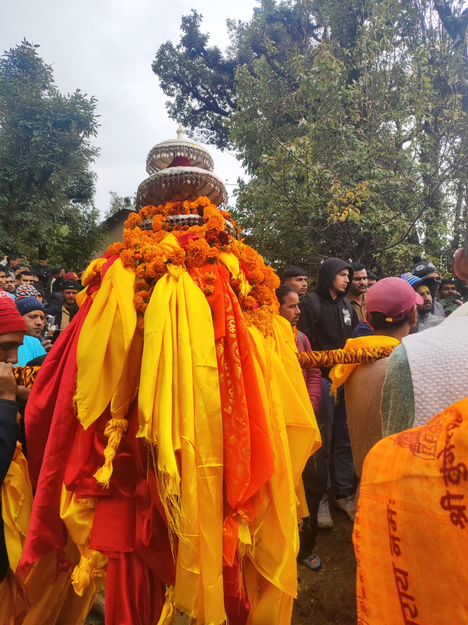 तृतीय केदार भगवान तुंगनाथ जी की उत्सव विग्रह डोली शीतकालीन गद्दीस्थल श्री मर्केटेश्वर मंदिर मक्कूमठ पहुंची