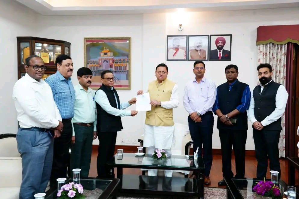 CM धामी से आईएएस एसोसिएशन के पदाधिकारियों की भेंट, अधिकारियों की सुरक्षा और कार्य प्रणाली पर चर्चा..