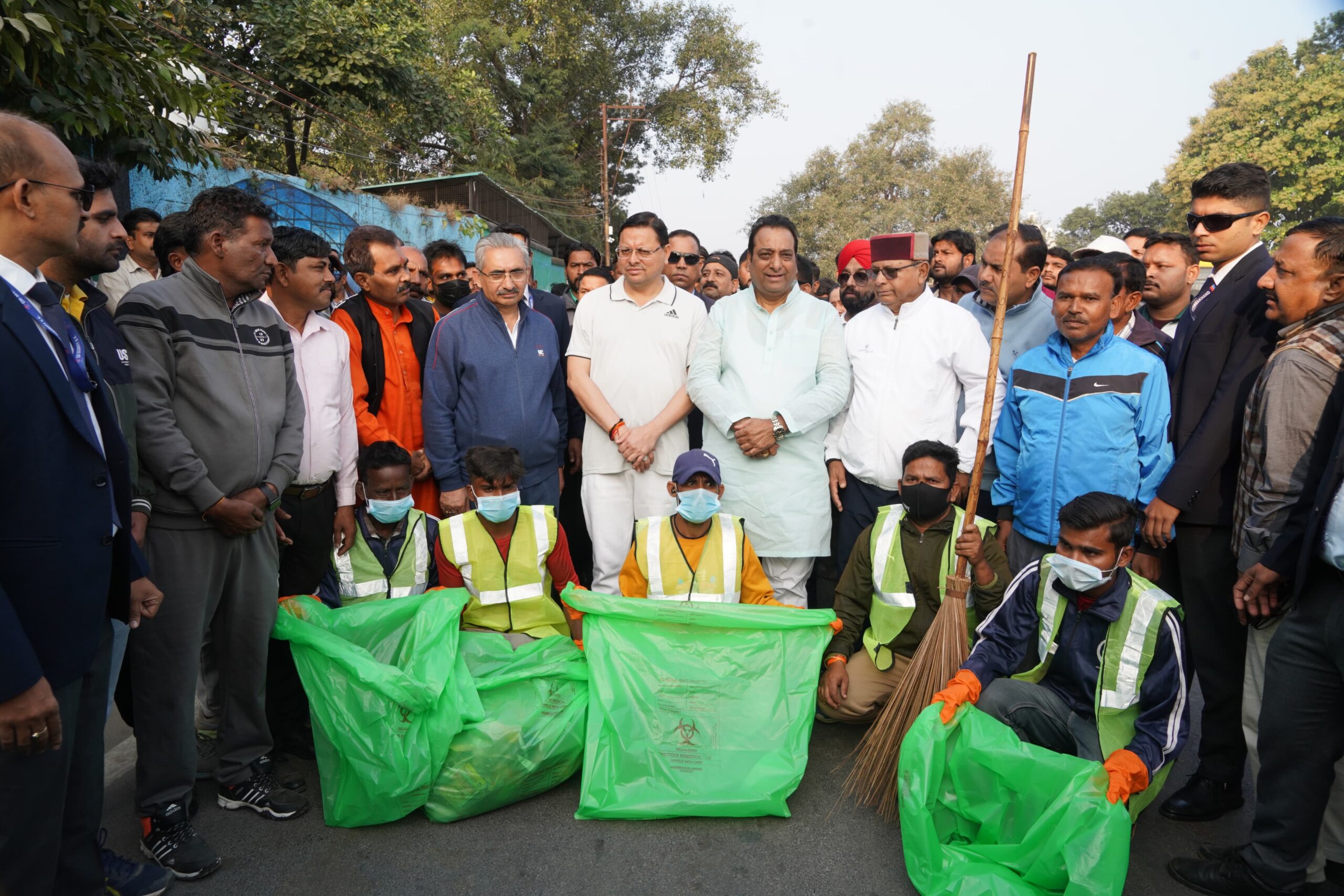 मुख्यमंत्री धामी ने राज्य स्थापना दिवस के पूर्व दिवस पर स्वच्छता कार्यक्रम में प्रतिभाग कर, झाड़ू लगाकर स्वच्छता का दिया संदेश