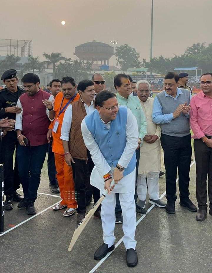 सीएम धामी ने विधायक की गेंदों पर जमकर लगाए चौके-छक्के