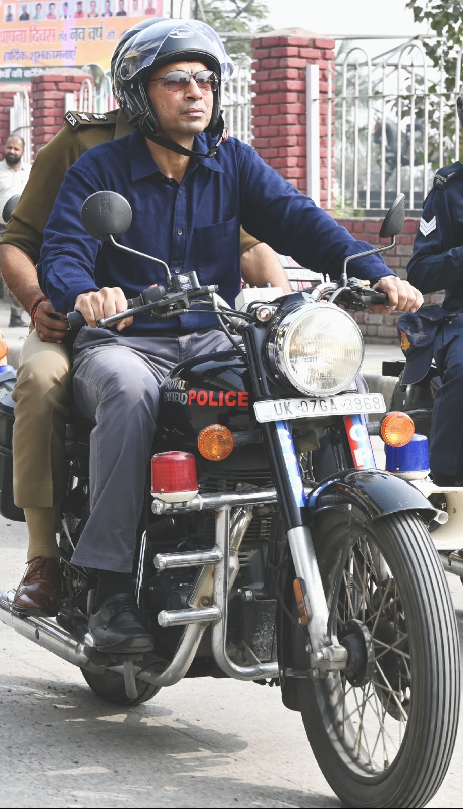 जनमानस की समस्या देखने सड़क पर दुपहिया वाहन से निकले डीएम..