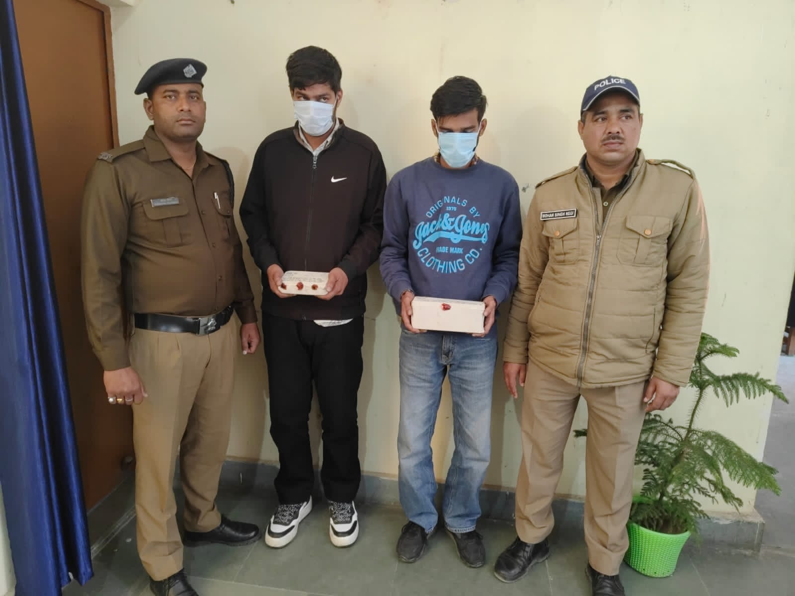 टिहरी : पुलिस द्वारा 450 ग्राम अवैध अफीम व 250 ग्राम अवैध चरस के साथ 2 अभियुक्तों को किया गिरफ्तार..