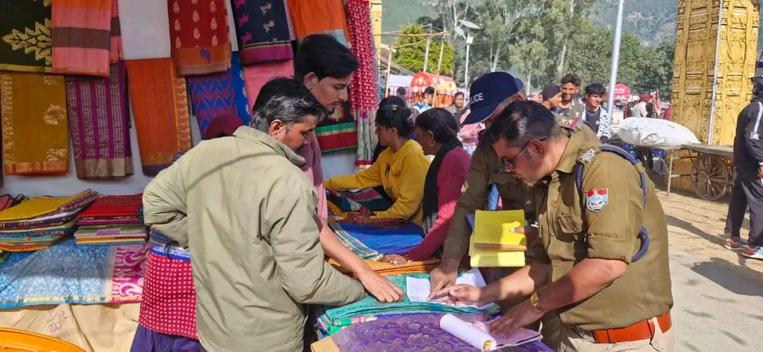 गौचर मेला: बाहरी व्यक्तियों और व्यापारियों का सत्यापन..