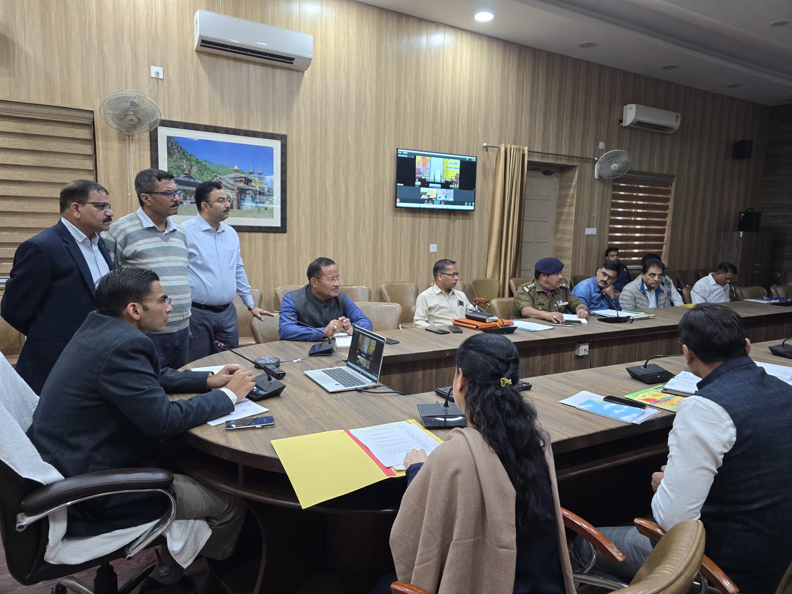 पब्लिक सुगमता के लिए कहीं सेे भी धन अर्जित करेंगे हमः डीएम