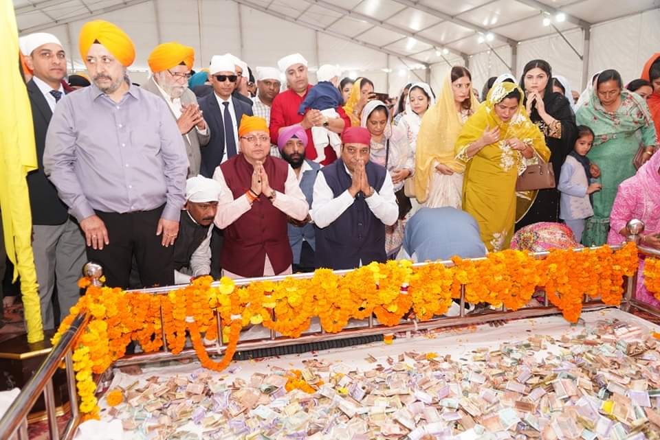 मुख्यमंत्री धामी ने गुरु नानक जयंती पर गुरुद्वारे में की प्रार्थना, प्रदेशवासियों की खुशहाली का लिया संकल्प