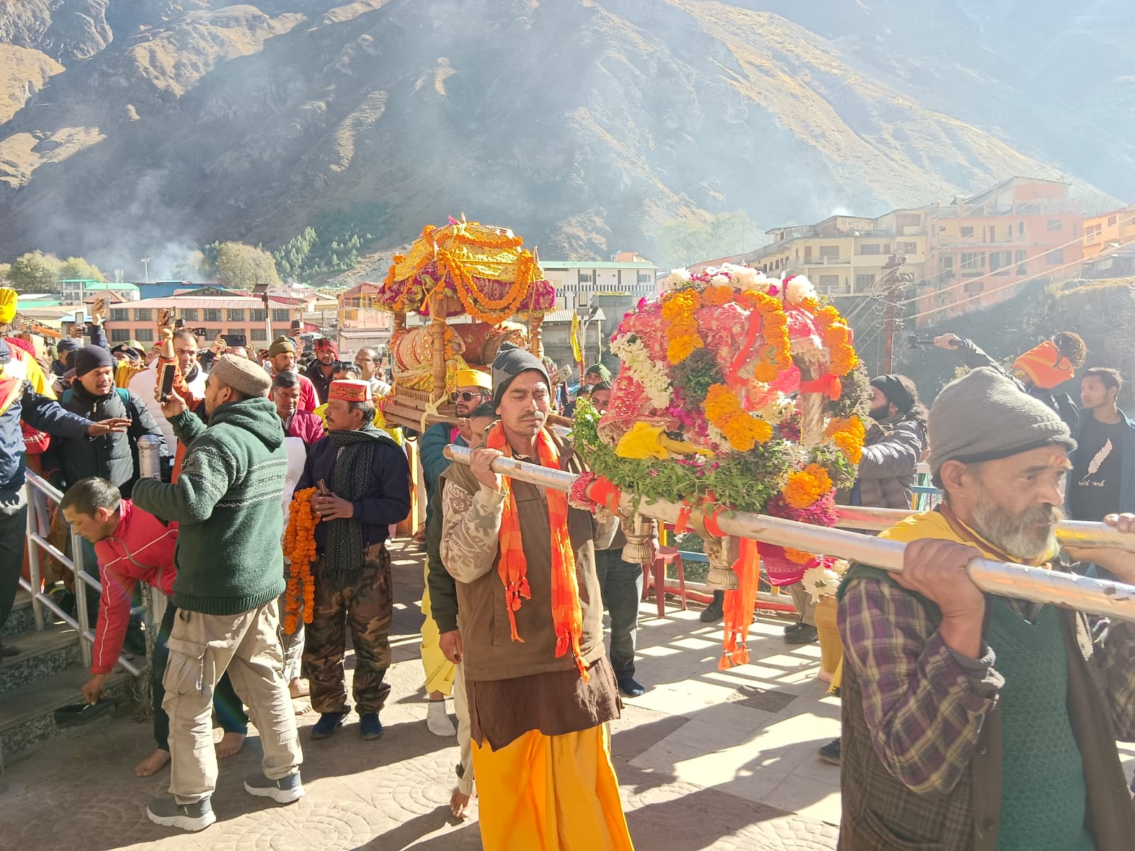 श्री बदरीनाथ धाम से श्री उद्धव जी श्री कुबेर जी आदि गुरु शंकराचार्य गद्दी योग बदरी पांडुकेश्वर पहुंची