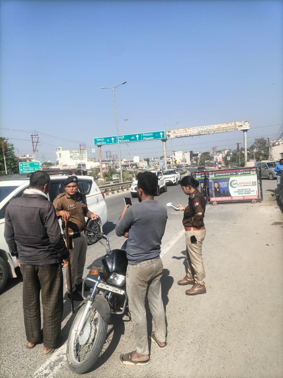 देहरादून में हुई सड़क दुर्घटना के बाद पुलिस अलर्ट,जगह जगह पुलिस द्वारा चैकिंग अभियान जारी..