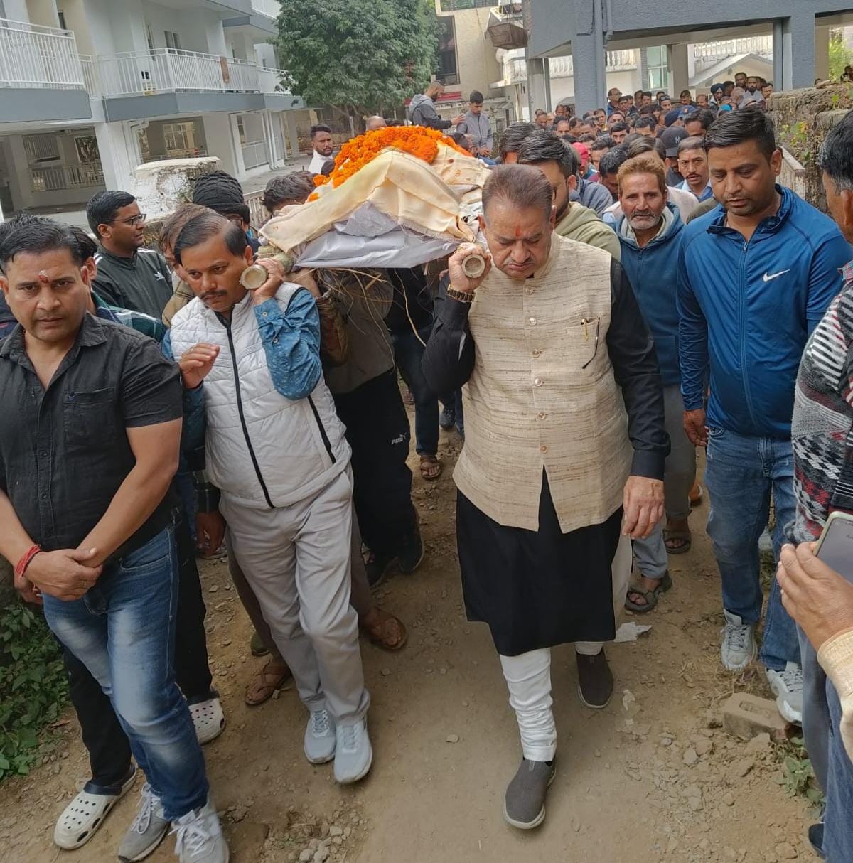 जनता पार्टी के वरिष्ठ कार्यकर्ता विशाल कुल्हान के आकस्मिक निधन पर कैबिनेट मंत्री गणेश जोशी ने उनके आवास पहुंचकर शोक संवेदना व्यक्त कर