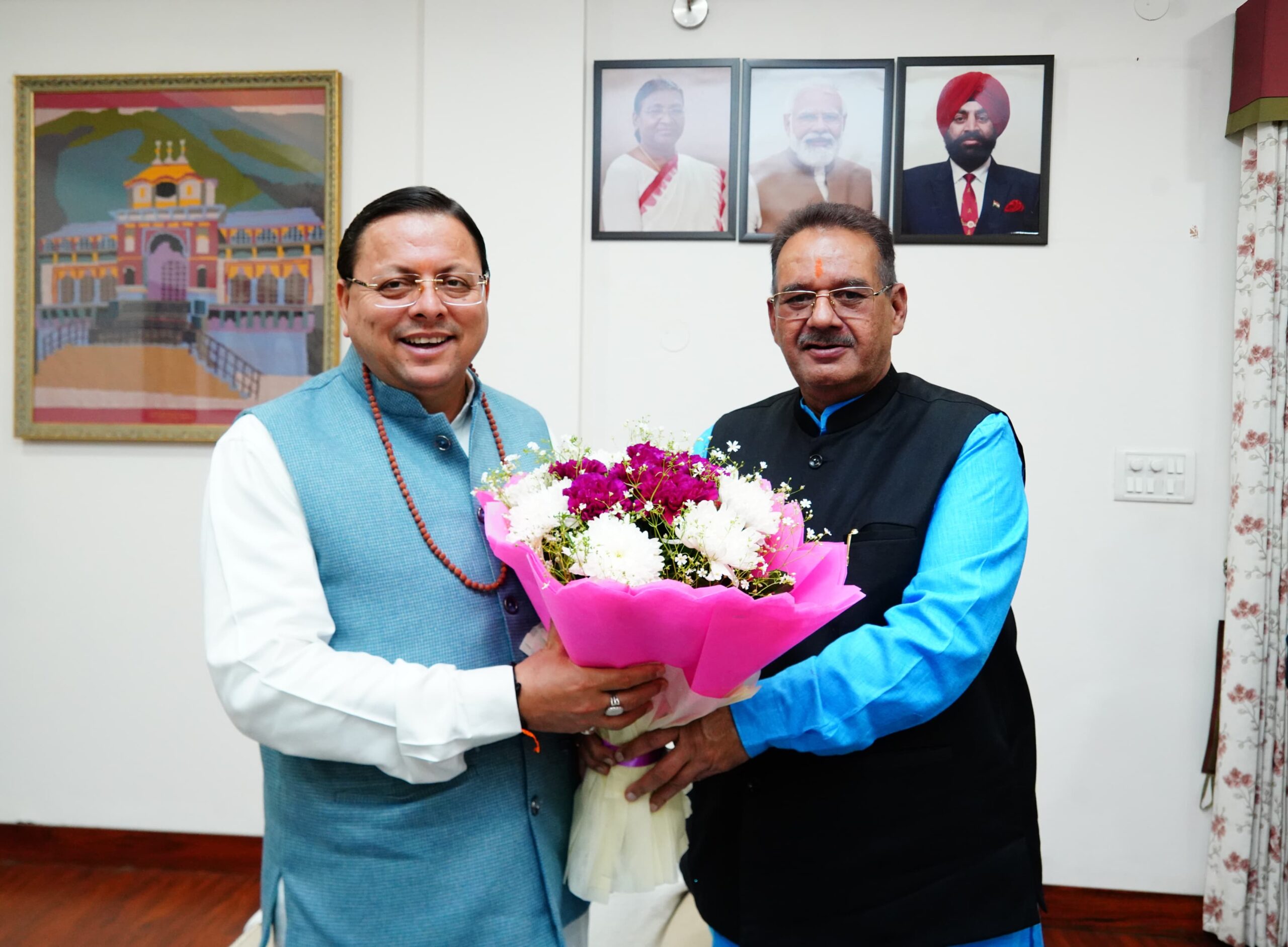 केदारनाथ जीत पर मुख्यमंत्री पुष्कर सिंह धामी को बधाई देते कृषि मंत्री गणेश जोशी