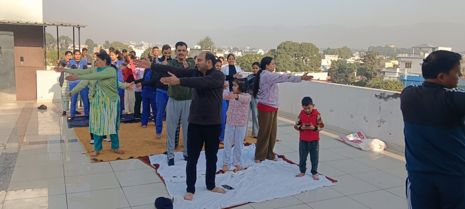 योगाचार्य कृष्ण अवतार मिश्रा के नेतृत्व में किया गया योग शिविर का आयोजन