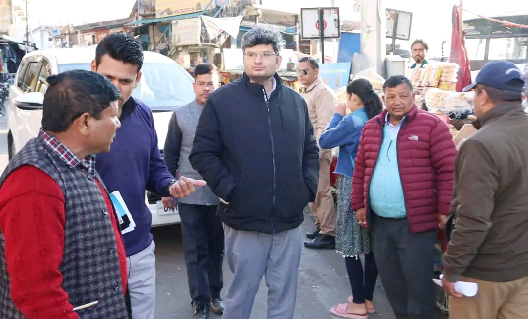 जिलाधिकारी ने भूस्खलन प्रभावित क्षेत्र और नगर व्यवस्थाओं का किया निरीक्षण, कार्यों में तेजी लाने के निर्देश..