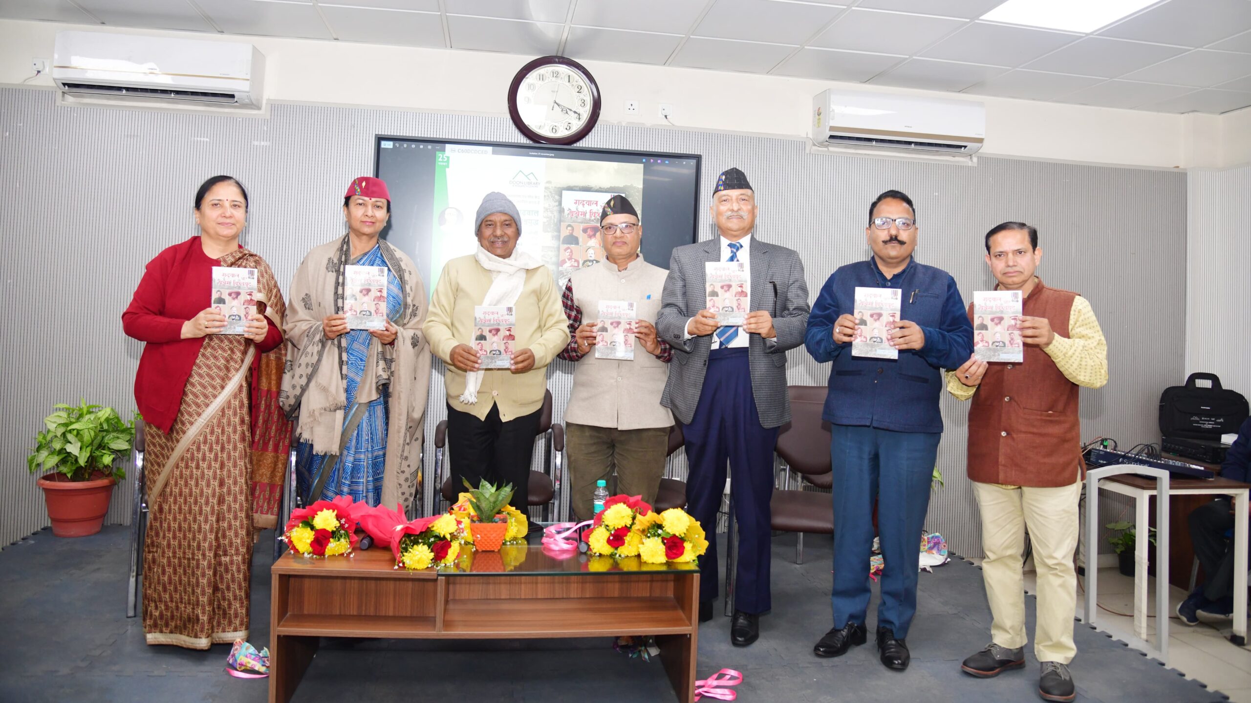 मुख्य सचिव राधा रतूड़ी ने लेखक देवेश जोशी की पुस्तक गढ़वाल और प्रथम विश्व युद्ध का किया विमोचन  