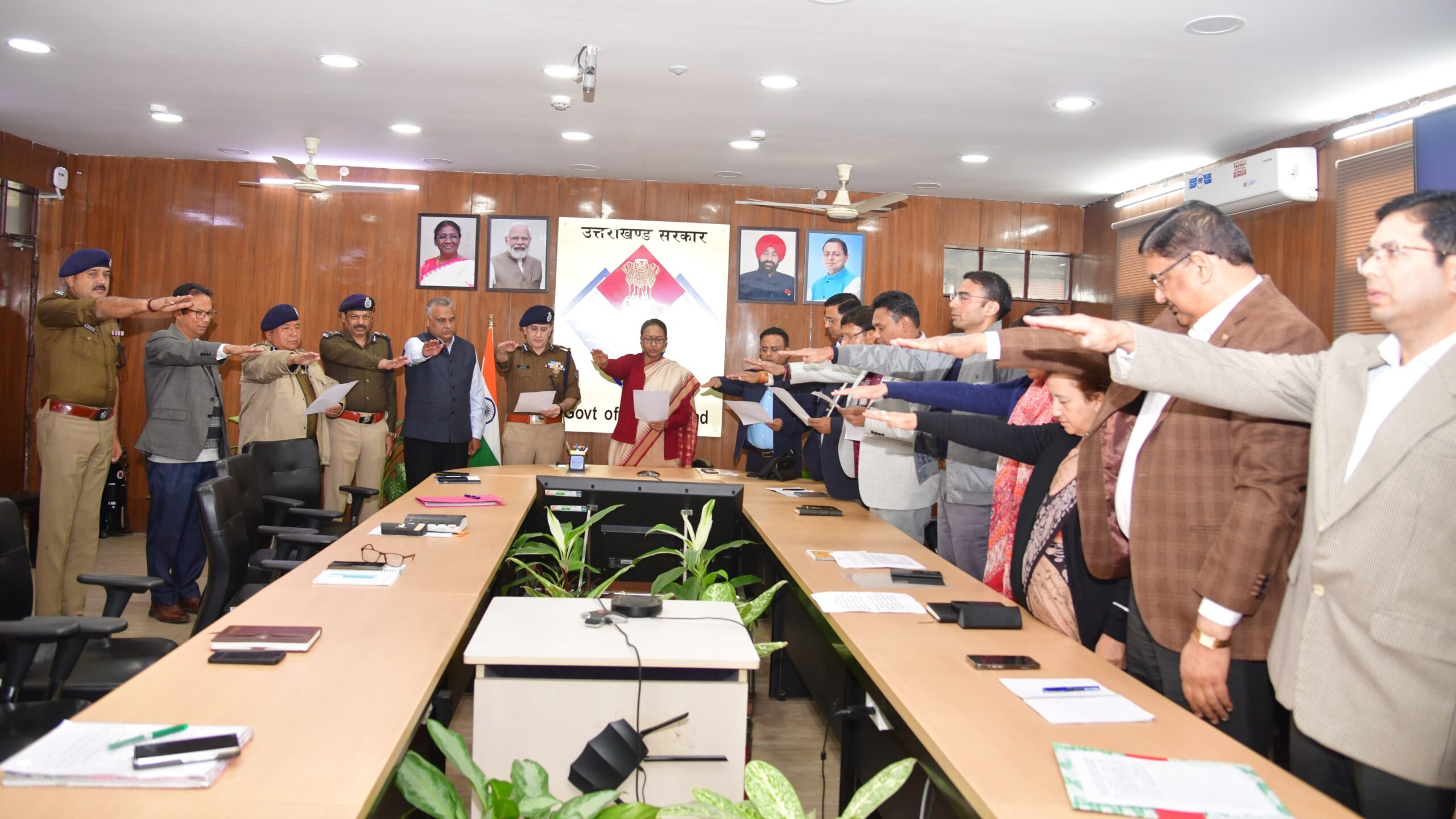 मुख्य सचिव राधा रतूड़ी ने संविधान दिवस के अवसर पर संविधान की प्रस्तावना को दोहरा कर संविधान की शपथ ली
