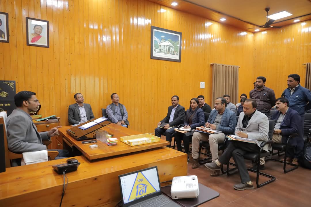 सफाई व्यवस्था को केवल बिजनेस न समझे कंपनियां, लोगों के स्वास्थ्य/ जीवन से जुड़ा है यह विषय: डीएम