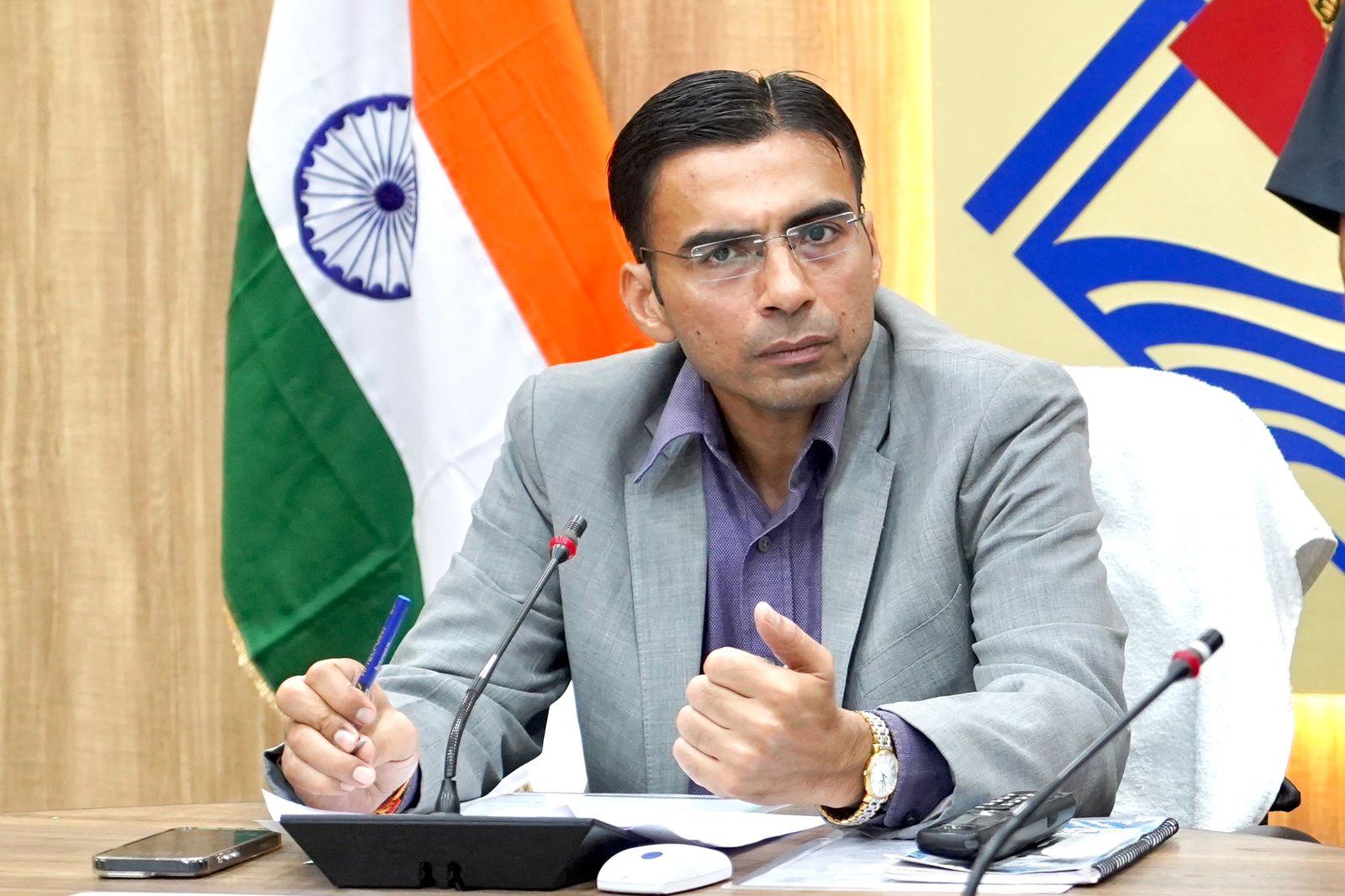 बिना अनुमति के अवकाश पर रहने पर चिकित्सालय के सीएमएस को प्रतिकूल प्रविष्टि..
