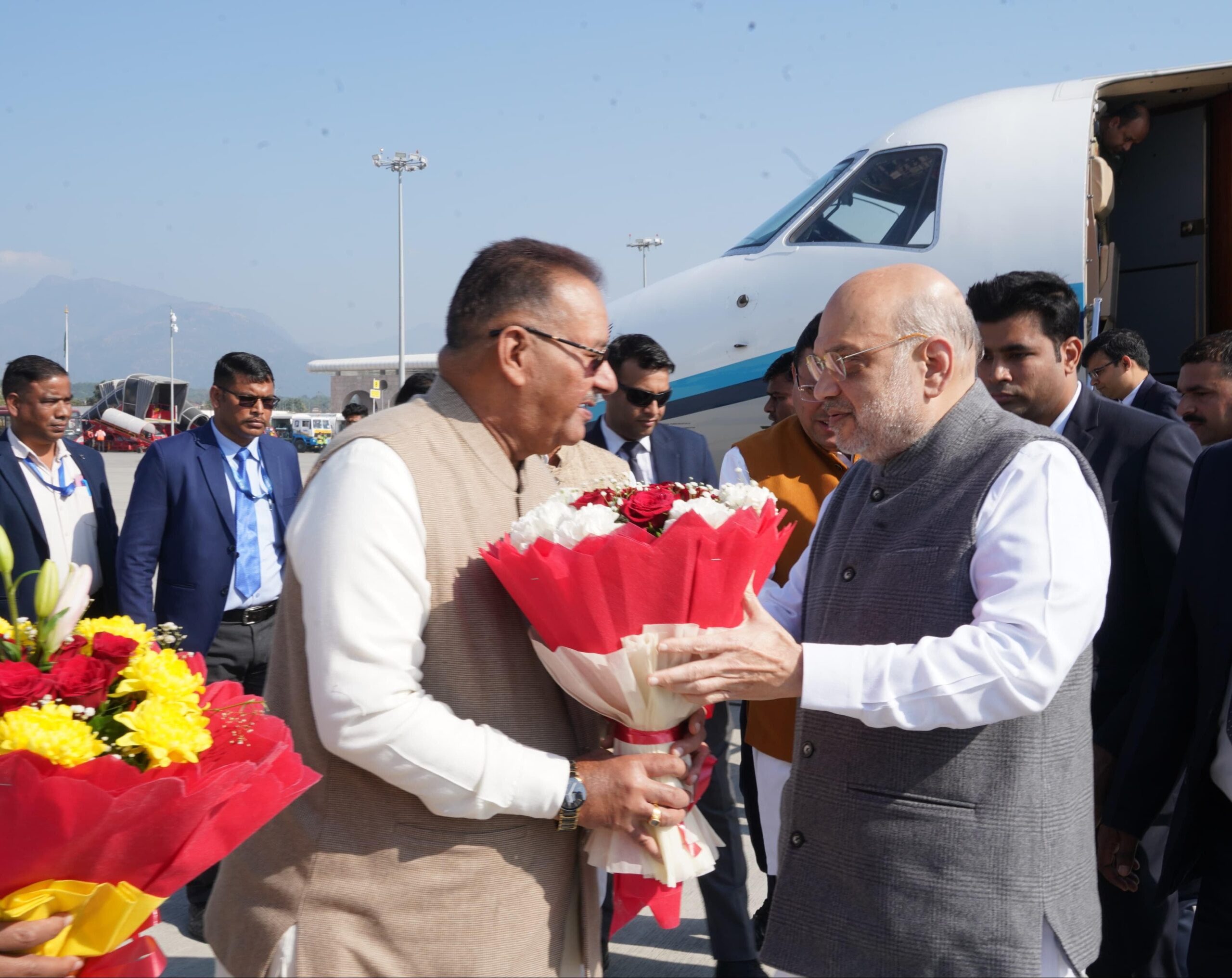 केंद्रीय गृह एवं सहकारिता मंत्री अमित शाह का देहरादून आगमन पर जौलीग्रांट एयर पोर्ट पर स्वागत करते कृषि मंत्री गणेश जोशी