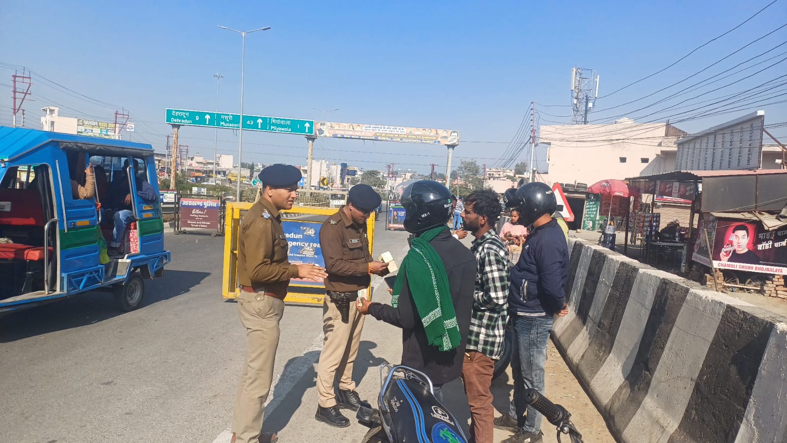 यातायात के नियमों का उल्लघंन करने वालों को दून पुलिस ने पढाया कानून का पाठ