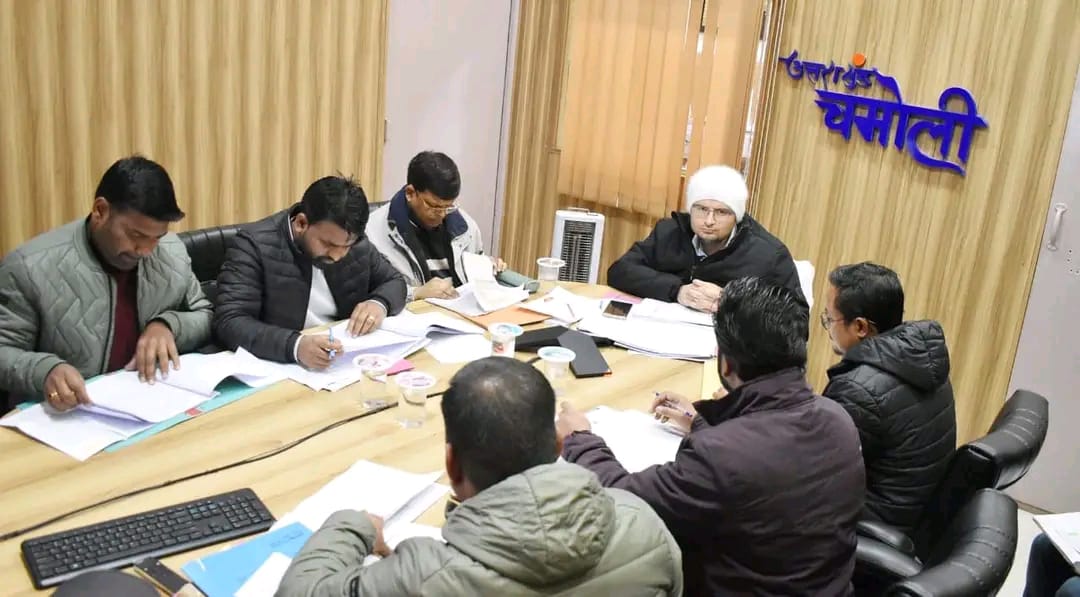 PMGSY सड़क निर्माण कार्यों की प्रगति पर जिलाधिकारी ने ली समीक्षा बैठक..